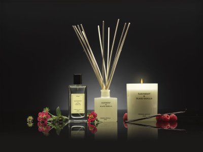 Raspberry & Black Vanilla Doftljus 230g